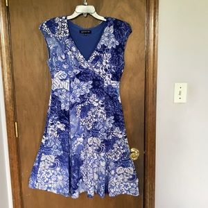 Jones New York floral fit & flare dress w stretch & shoulder pads 10